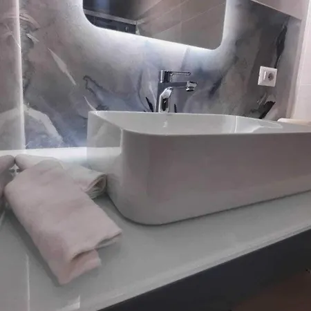 Casa Malu 17 Cin I T 0 7 1 0 3 3 B 4 0 0 0 8 8 3 3 2 *